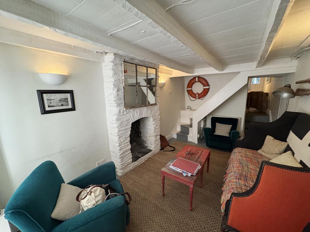 Lot: 124 - PERIOD COTTAGE IN DESIRABLE LOCATION - View of the living room from the front door